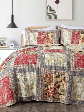 Classic Patchwork Floral Queen 3 piece cotton Quilt Set